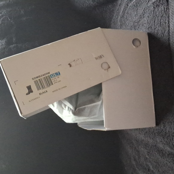 I am selling a brand new pair of Moto boots with original box and protective bag - Picture 7 of 7